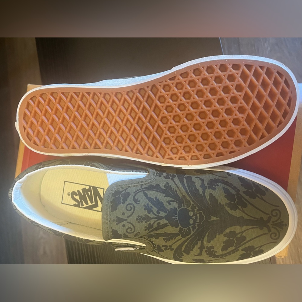 New in box classic slip on vans women’s size 7 1/2, men’s size 6